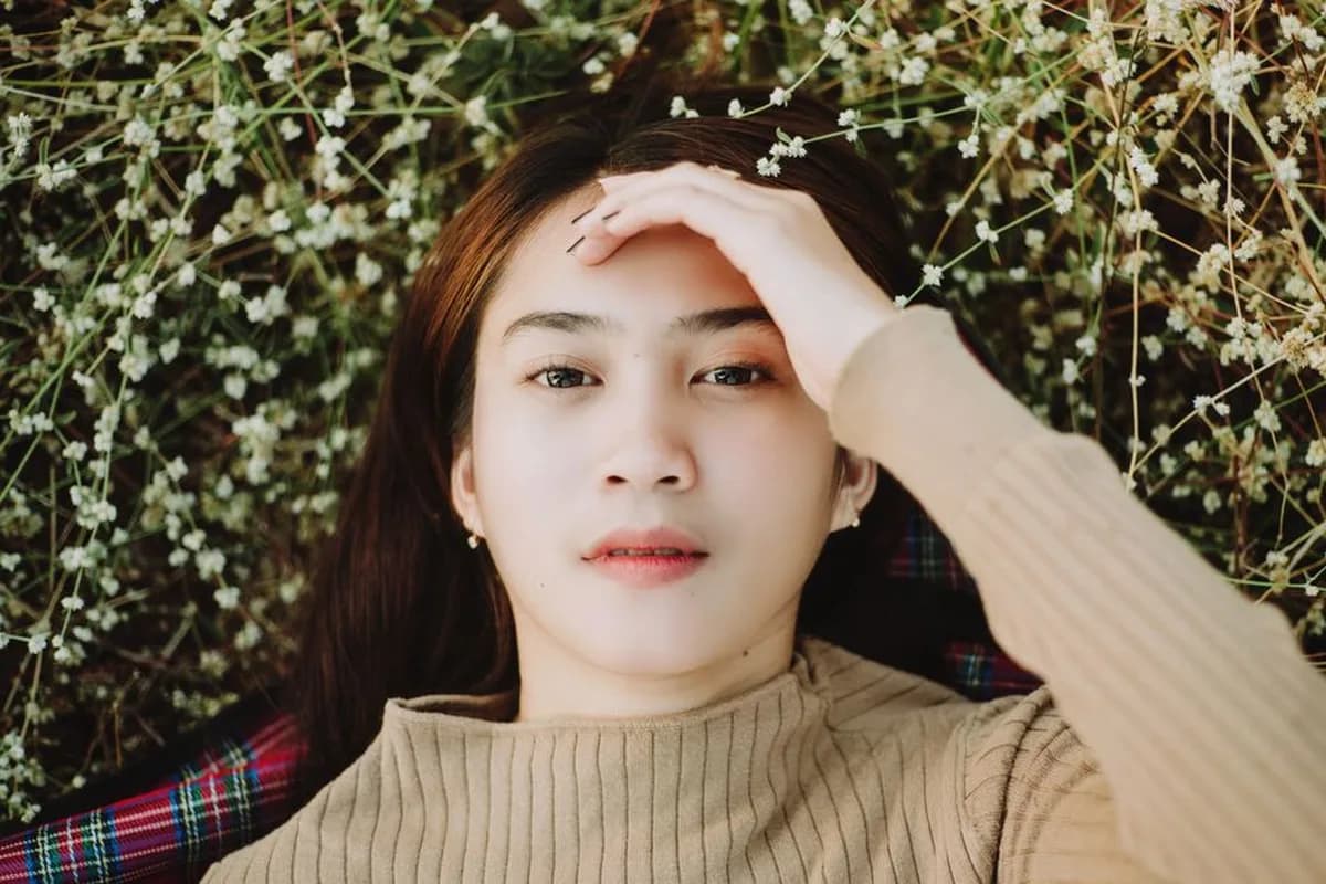 Ảnh minh hoạ — Chăm sóc và nghỉ ngơi giúp giảm sưng sau cắt mí