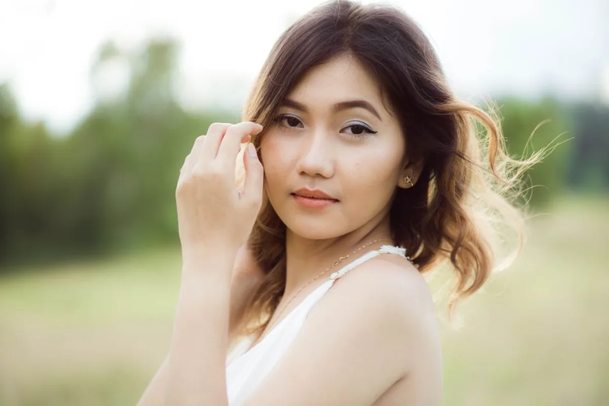 Ảnh minh hoạ — phụ nữ châu Á chăm sóc gương mặt ngoài trời