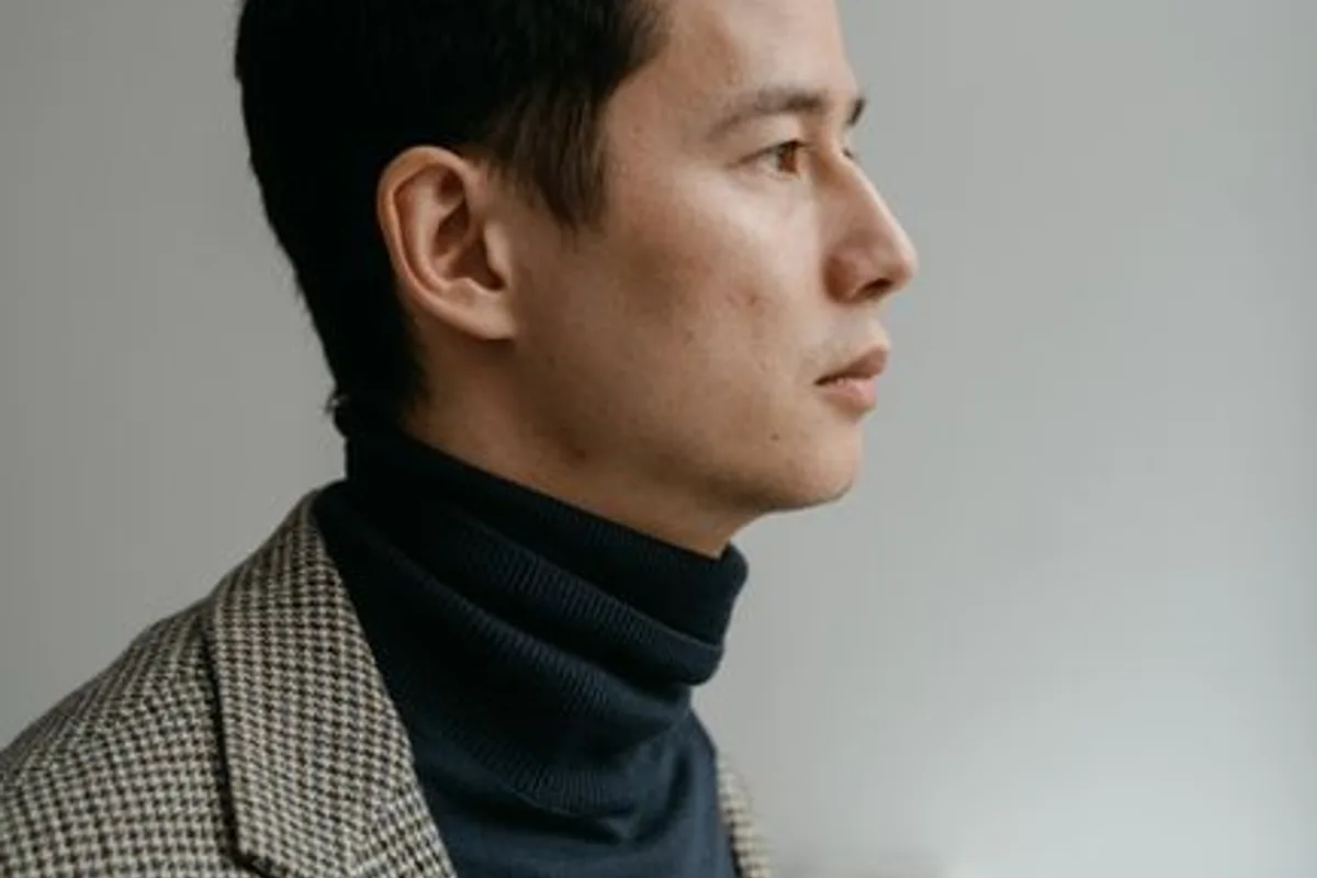 Ảnh minh hoạ — Nam giới châu Á trưởng thành, gương mặt nghiêng, làn da sạch, áo len khoác blazer