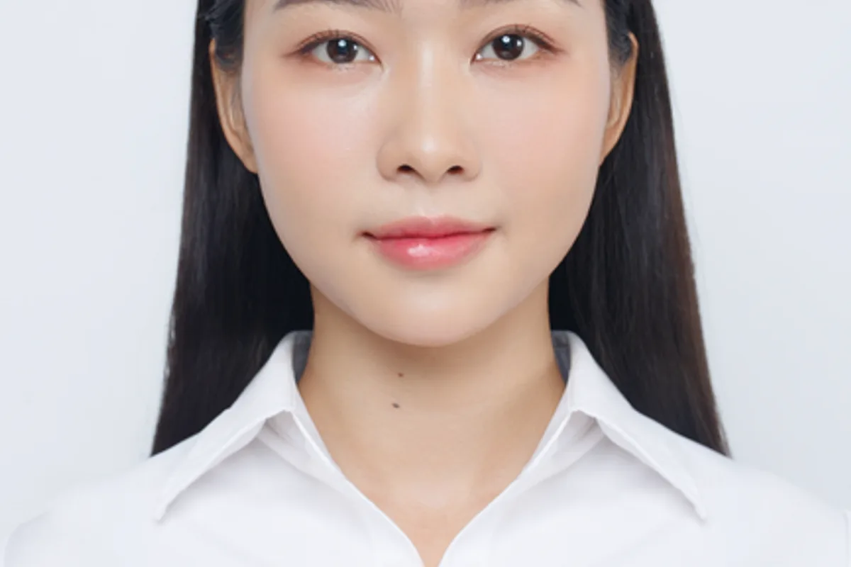 Ảnh minh hoạ — Phụ nữ áo sơ mi trắng, gương mặt thanh thoát, làn da sáng, nền trắng