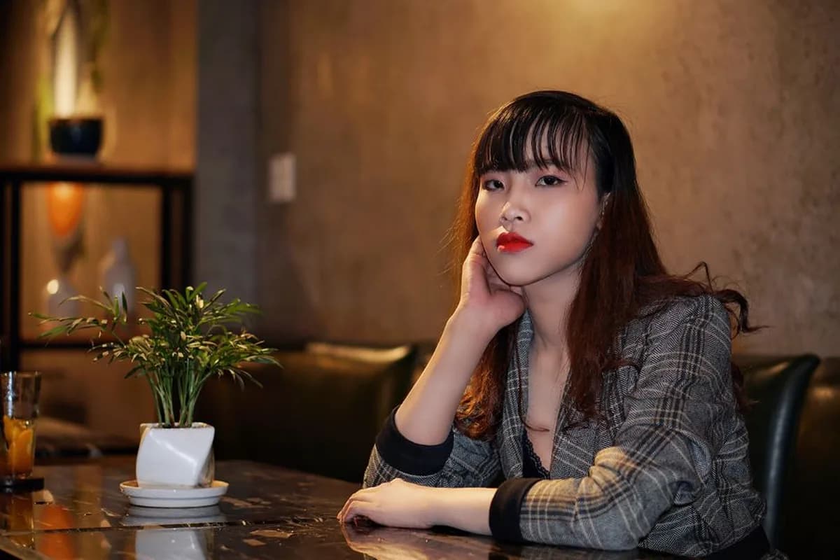 Ảnh minh hoạ — Phụ nữ trưởng thành với dáng mày ổn định