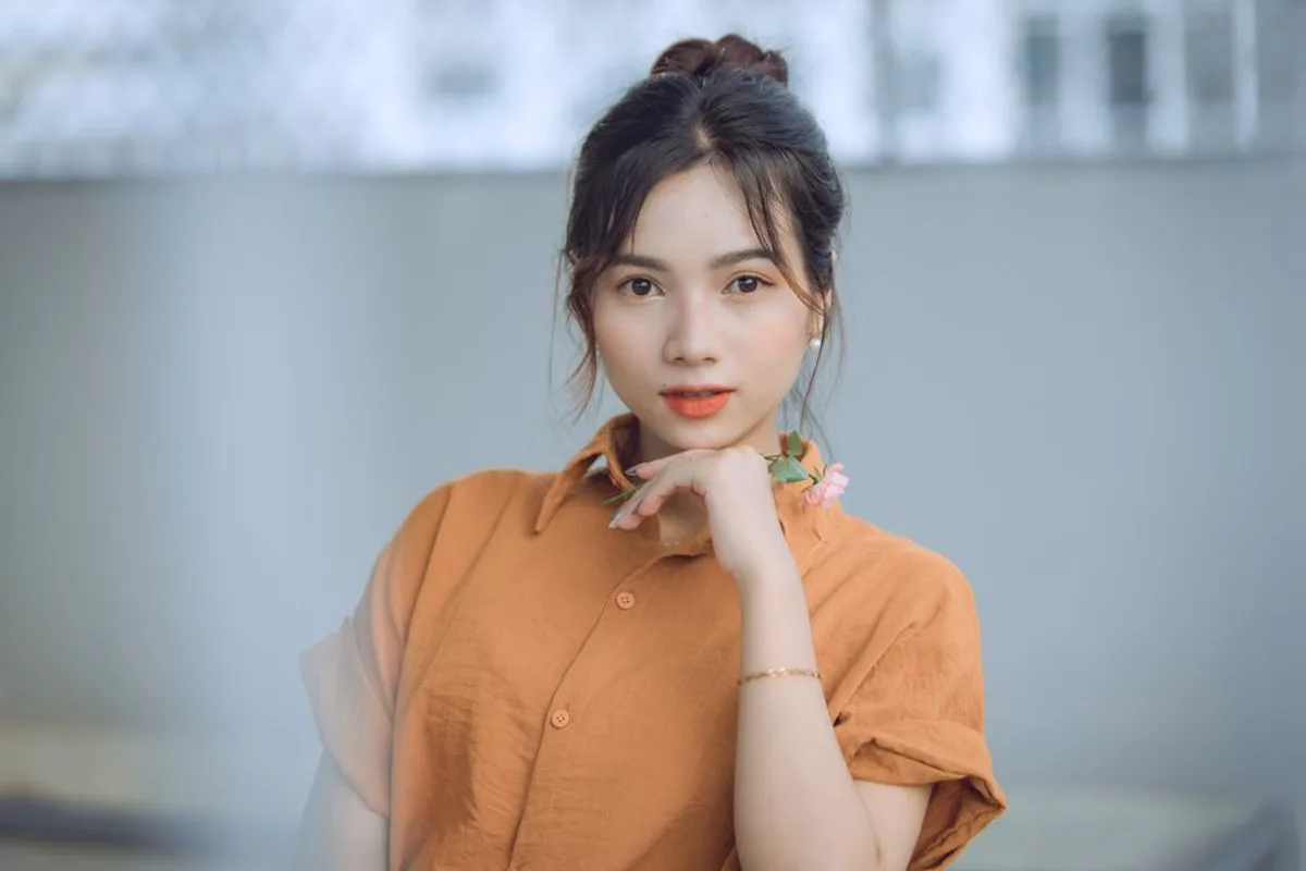 Ảnh minh hoạ — Phụ nữ tựa cằm lên tay, gương mặt điềm tĩnh nhìn thẳng