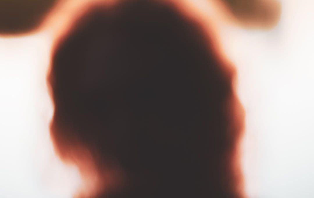 Ảnh minh hoạ — A blurred silhouette of a redhead girl against the sunlight.
