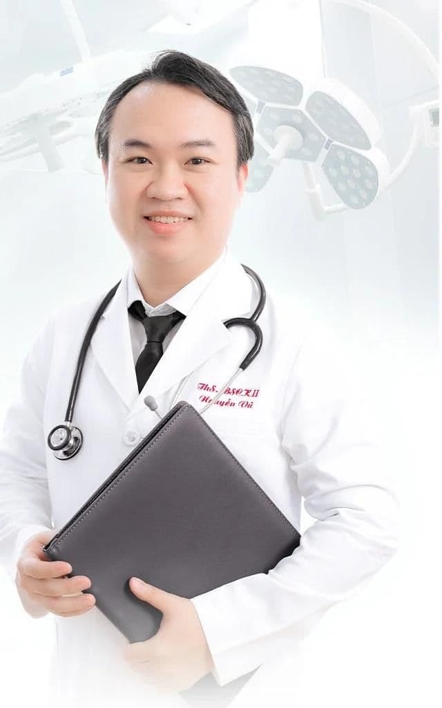BS.Ths.CKII Nguyễn Xuân Vũ trong trang phục chuyên môn tại phòng khám