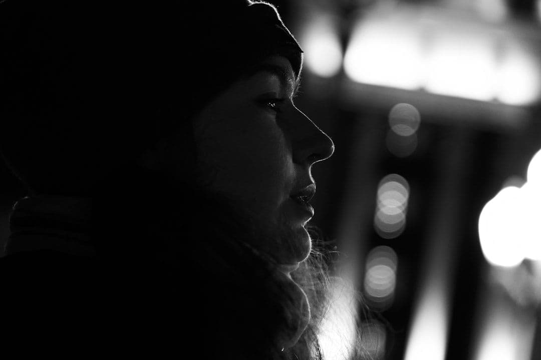 Ảnh minh hoạ — a black and white photo of a woman looking away