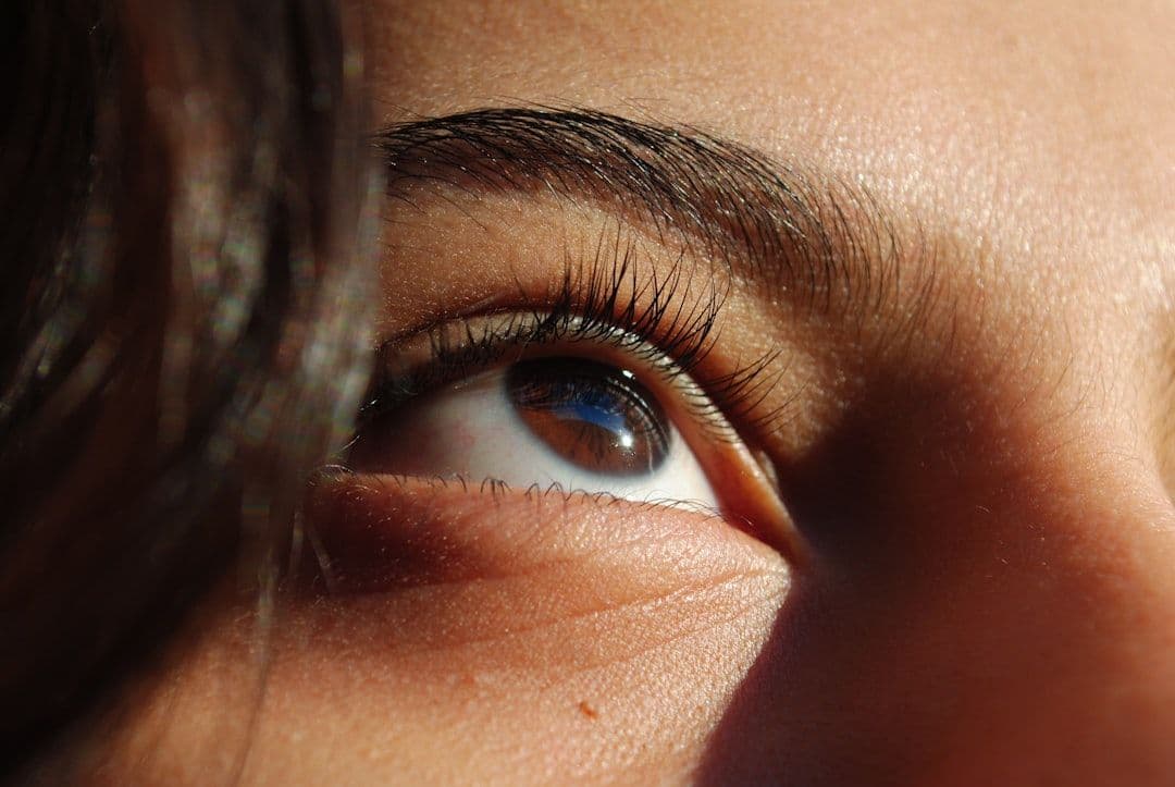 Ảnh minh hoạ — eye looking to the sun
