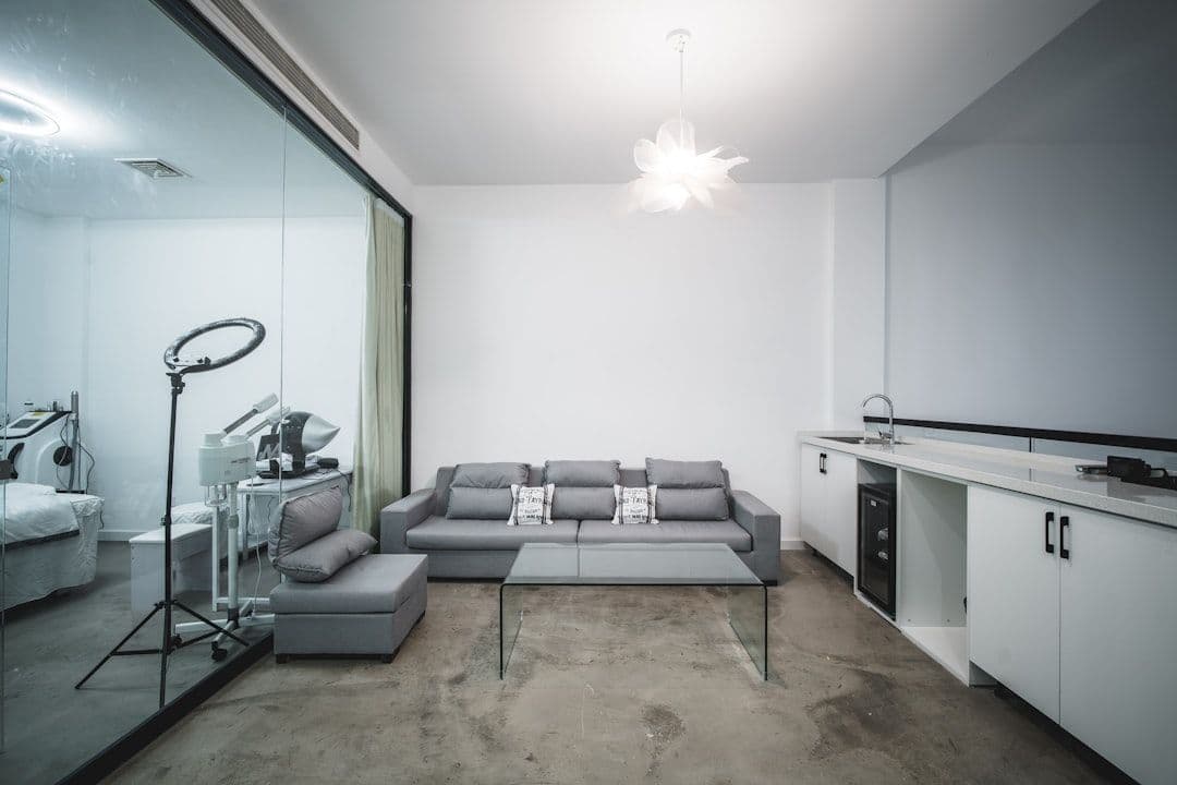 Ảnh minh hoạ — gray sectional couch beside white wooden table