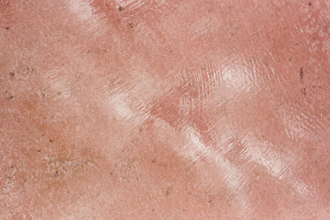 Ảnh minh hoạ — Textured pink surface with a reflective shine.