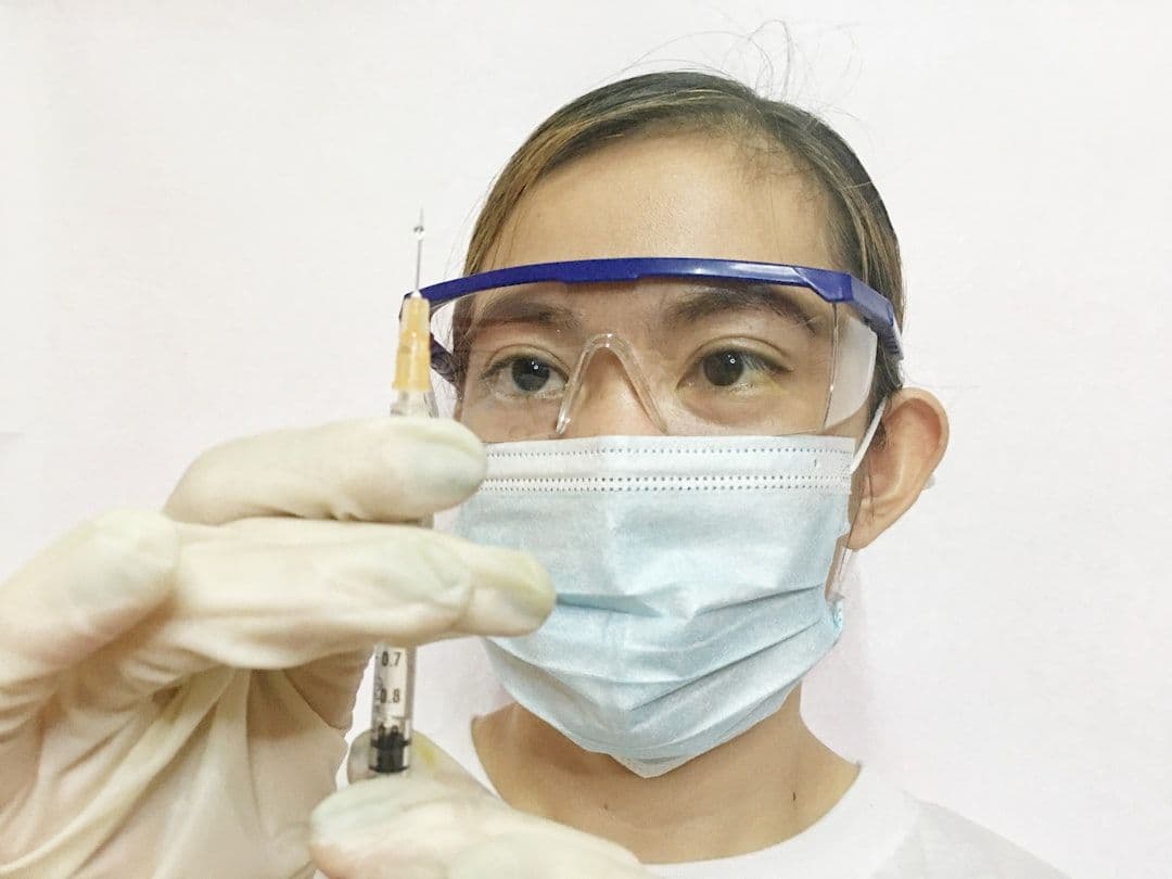 Illustrative image — Tránh hoạt động cơ mặt mạnh và nóng