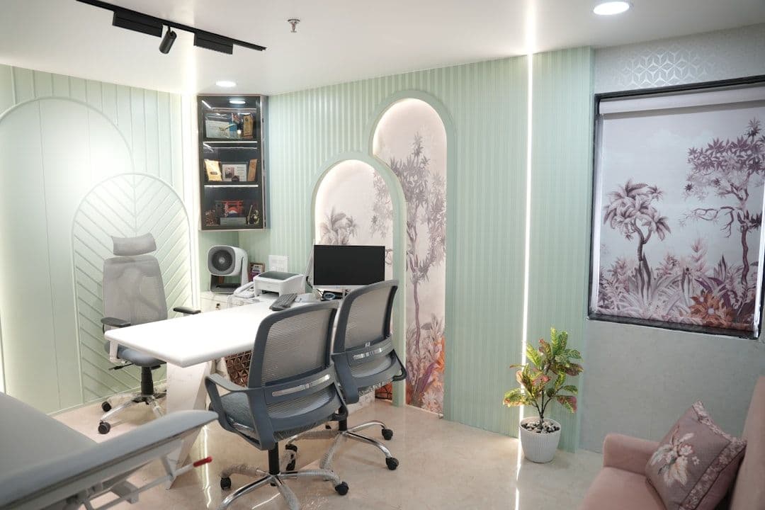 Ảnh minh hoạ — Modern office with desk, chairs, and computer