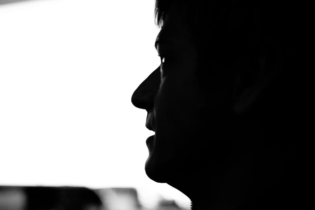 Ảnh minh hoạ — Silhouette of a man's profile against bright light