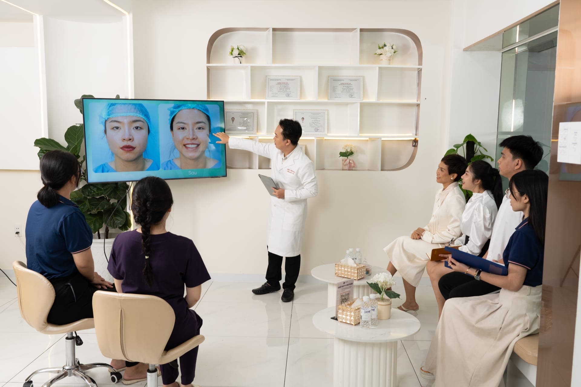 Imagen ilustrativa — BS.Ths.CKI Kim Kha phân tích tình trạng da cho khách tại BonBoz Clinic